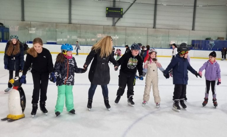 Frau Beck mit einigen Schülern beim Eislaufen